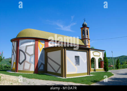 Kleine Kirche von Coazzolo gemalt von David Tremlett Stockfoto