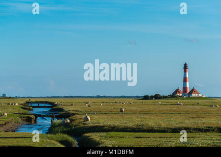 Deutschlands berühmteste Leuchtturm Westerheversand in den Salzwiesen der Nordsee, Leuchtturm Westerhever, Nordfriesland, Schleswig-Holstein, Deutschland, Europa Stockfoto