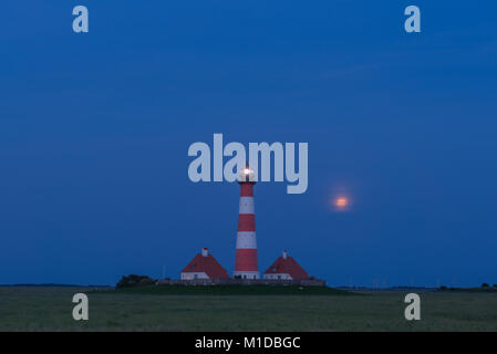 Deutschlands berühmteste Leuchtturm Westerheversand in den Salzwiesen der Nordsee, Leuchtturm Westerhever, Nordfriesland, Schleswig-Holstein, Deutschland, Europa Stockfoto