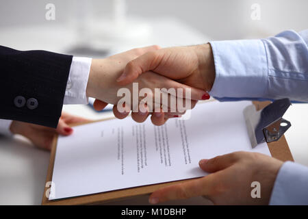 Geschäft Leute die Hände schütteln, bis Beendigung einer Versammlung Stockfoto