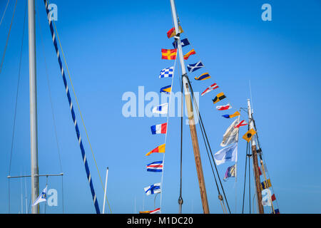 NOIRMOUTIER, Frankreich - 15. August 2016: Satz von Wimpel auf dem Mast eines Schiffes, die in der Luft schweben im Sommer Stockfoto