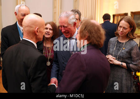 Der Prinz von Wales spricht mit Gästen während seiner Betrachtung der Charles I: König und Sammler Ausstellung in der Königlichen Akademie der Künste in Central London. Stockfoto