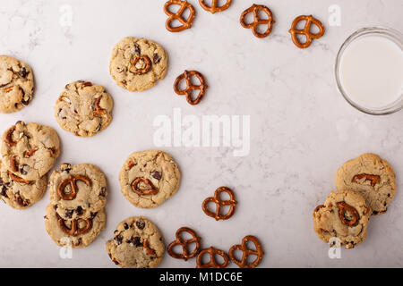 Chocolate Chips und Brezeln cookies auf einem Marmortisch Stockfoto