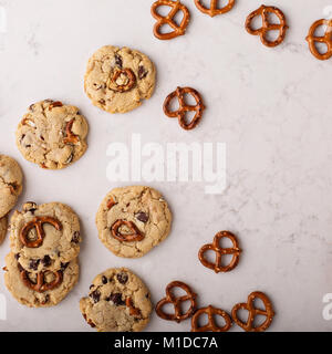 Chocolate Chips und Brezeln cookies auf einem Marmortisch Stockfoto