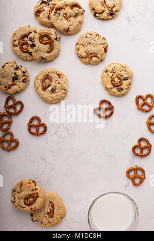 Chocolate Chips und Brezeln cookies auf einem Marmortisch Stockfoto