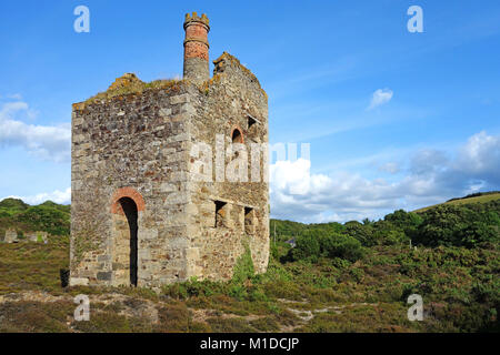 Die Ruinen einer alten Zinnmine Gebäude in der Nähe porthtowan in Cornwall, England, Großbritannien, Großbritannien. Stockfoto