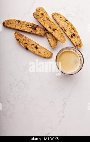 Hausgemachten biscotti auf einem Marmor Oberfläche Stockfoto