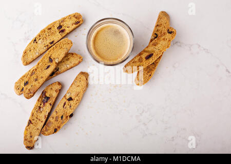 Hausgemachten biscotti auf einem Marmor Oberfläche Stockfoto