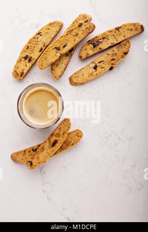 Hausgemachten biscotti auf einem Marmor Oberfläche Stockfoto