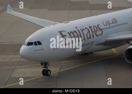 Airbus A330-200 der Emirates auf dem Weg zur fluggastbrücke Stockfoto