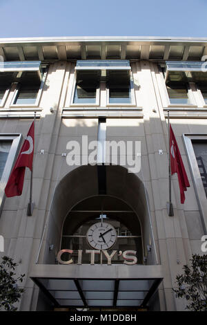 Fassade der berühmten Shopping Mall namens City in Nisantasi/Istanbul, ist eine beliebte Einkaufs- und Wohnviertel. Stockfoto