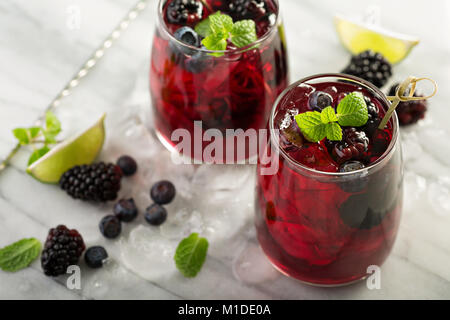 Sommer berry Drink mit Kalk Stockfoto