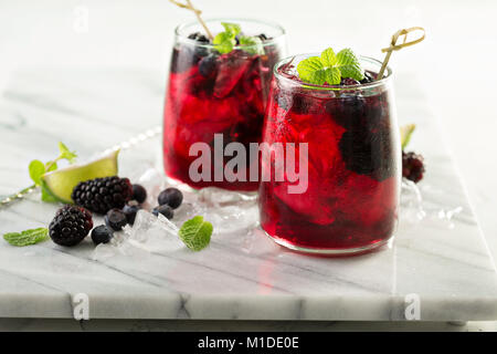 Sommer berry Drink mit Kalk Stockfoto