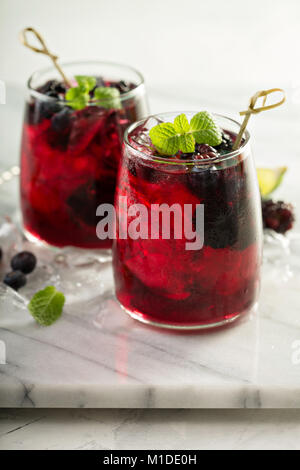 Sommer berry Drink mit Kalk Stockfoto