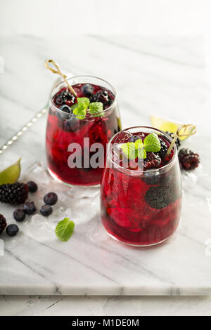 Sommer berry Drink mit Kalk Stockfoto