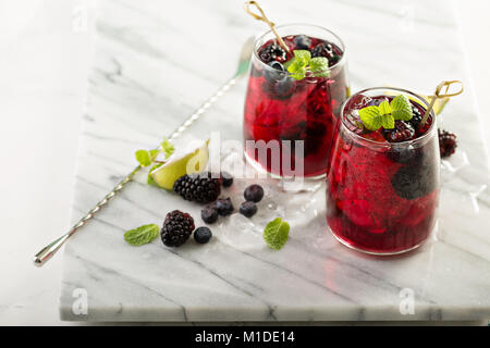 Sommer berry Drink mit Kalk Stockfoto