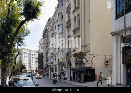 Blick auf einer Hauptstraße Tesvikiye Avenue in Nisantasi/Istanbul, ist eine beliebte Einkaufs- und Wohnviertel. Stockfoto