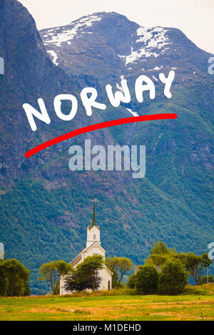 Berglandschaft und die weißen Holzmöbeln Hebnes Kirche in Stryn Gemeinde in Sogn und Fjordane County, Norwegen. Stockfoto