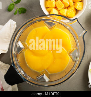 Die Smoothie mit Gefrorenes Mango Stockfoto