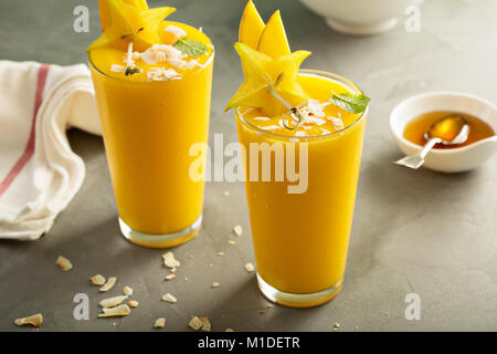 Mango Smoothie mit Honig und Kokosnuss Stockfoto