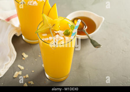 Mango Smoothie mit Honig und Kokosnuss Stockfoto