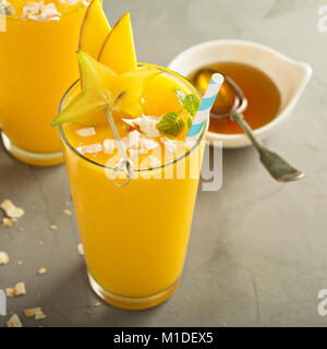 Mango Smoothie mit Honig und Kokosnuss Stockfoto