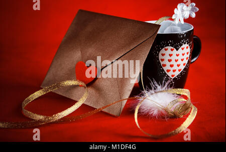 Valentine Konzept, Liebesbrief, Rose und ein Herz Tasse auf einem roten Hintergrund Stockfoto