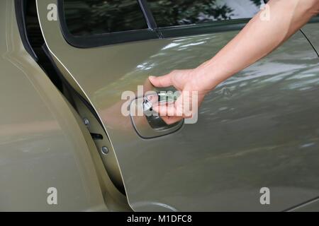 Nahaufnahme der menschlichen Hand offene Tür des Autos Stockfoto