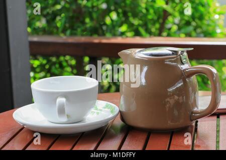 Kaffeetasse auf dem Holzboden Hintergrund Stockfoto
