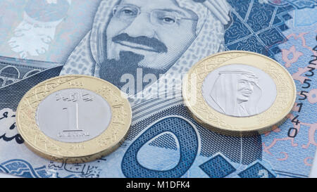 Saudi Riyal Banknote 500 und die neue Münze zeigt König Salman von Saudi-arabien Stockfoto