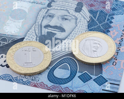 Saudi Riyal Banknote 500 und die neue Münze zeigt König Salman von Saudi-arabien Stockfoto