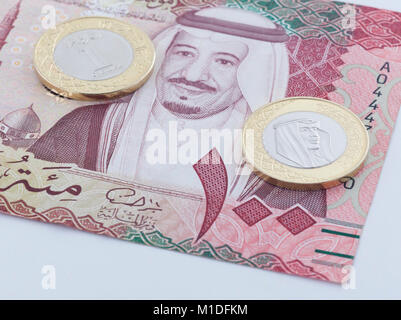 Saudi Riyal 100 Banknoten- und Neue Münze zeigt König Salman von Saudi-arabien Stockfoto