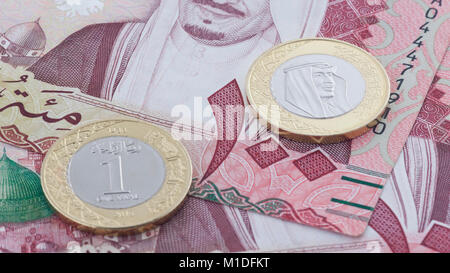 Saudi Riyal 100 Banknoten- und Neue Münze zeigt König Salman von Saudi-arabien Stockfoto
