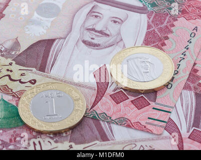 Saudi Riyal 100 Banknoten- und Neue Münze zeigt König Salman von Saudi-arabien Stockfoto