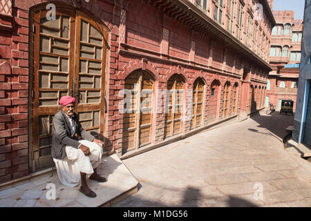 Wächter vor der alten haveli Home, Bikaner, Rajasthan, Indien Stockfoto