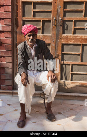 Wächter vor der alten haveli Home, Bikaner, Rajasthan, Indien Stockfoto