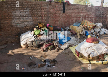 Obdachlose junge lesen, Bikaner, Rajasthan, Indien Stockfoto