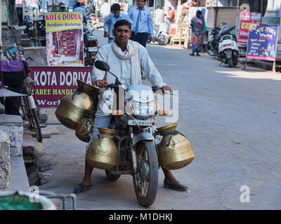 Frische Milch Lieferung, Bundi, Rajasthan, Indien Stockfoto