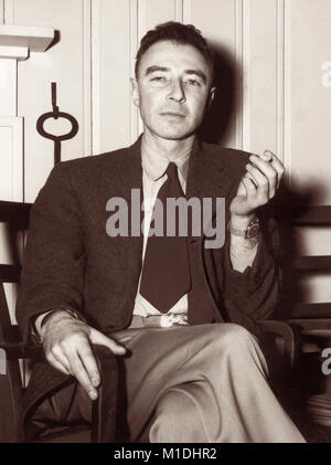 J. Robert Oppenheimer (1904 - 1967) war ein US-amerikanischer theoretischer Physiker und Teilnehmer in der Entwicklung des Manhattan Project der Atombombe im Zweiten Weltkrieg als Krieg Leiter des Los Alamos Labor in New Mexiko. Oppenheimer ist hier dargestellt, im Gästehaus (Alexander Inn) in Oak Ridge, Tennessee in einem Foto von Ed Wescott am 14. Februar 1946. Stockfoto