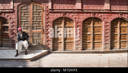 Wächter vor der alten haveli Home, Bikaner, Rajasthan, Indien Stockfoto