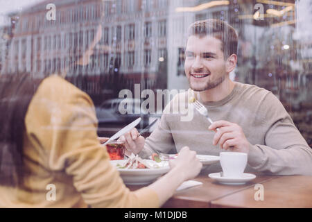 Gay energetische Paar Essen im Cafe Stockfoto