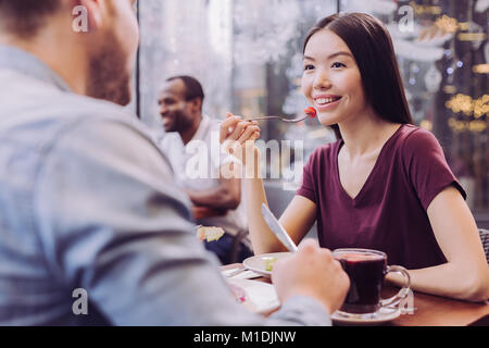 Junges nettes Paar Essen genießen Stockfoto