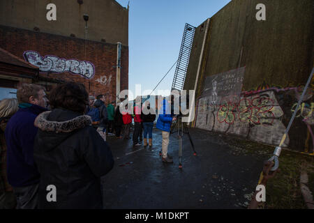 Einheimischen und Fans bewundern Arbeit von Banksys neueste Kreation der junge Soldat und 'Draw Artwork der angehobenen Brücke' hinter schützenden Plexiglas. Stockfoto