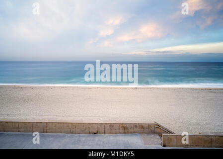 Wintermorgen Küsten Szene von oben South Carlsbad State Beach, Carlsbad, Kalifornien, USA. Stockfoto