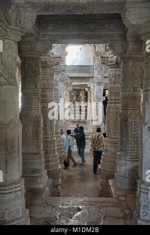 Bewundern Sie die Marmorsäulen der geschnitzten Ranakpur Jain Tempel, Rajasthan, Indien Stockfoto
