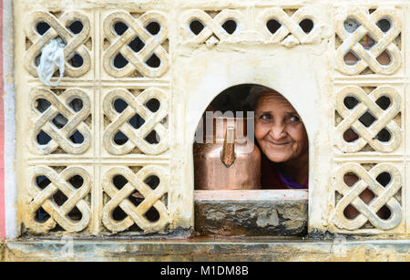 Jaipur, Indien - May 27, 2015. Eine Frau, die den Verkauf von Wasser an der alten Palast in Jaipur, Indien. Jaipur ist die Hauptstadt und die größte Stadt des indischen Bundesstaates Stockfoto