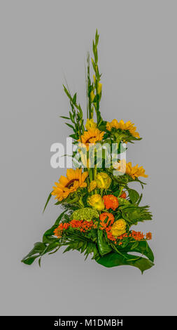 Kunst Stillleben Farbe Blumen Makro Nahaufnahme eines Sommer flower bouquet mit Sonnenblumen, Rosen, Dahlien, Celosia, Lilien und viel Grün Gras Stockfoto