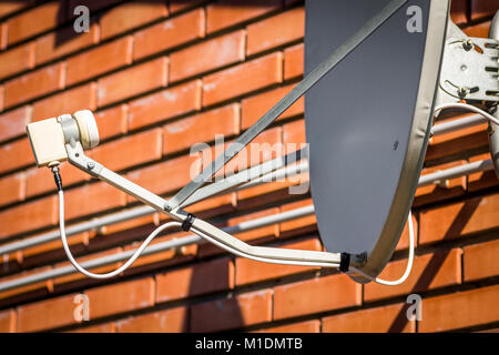 Teil einer Satellitenschüssel close-up gegen die Wand im Hintergrund. Stockfoto