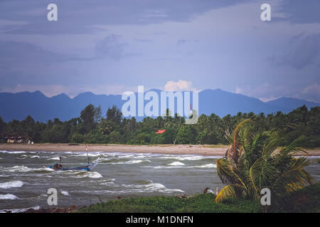 Fischer zurück zum Strand nach Tagen Arbeit auf rauer See an der Küste der Insel Sumatra, Indonesien, Asien Stockfoto