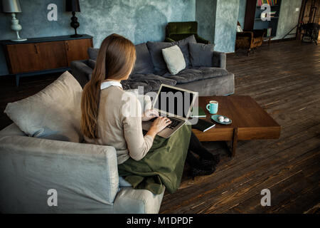 Leerer Bildschirm Laptop in weibliche Hände zu Hause Stockfoto